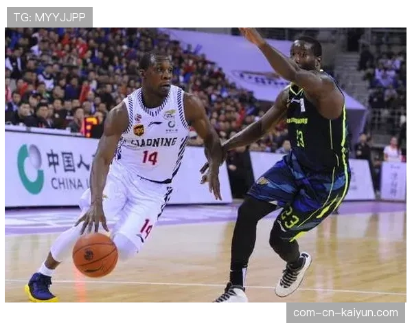 奥格斯堡攻防转换速度，克劳德莫里斯中场推进作用